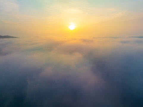 日出下的云海航拍