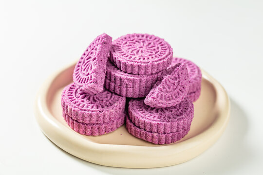 白底图紫薯薏米糕暖胃早餐薏仁饼