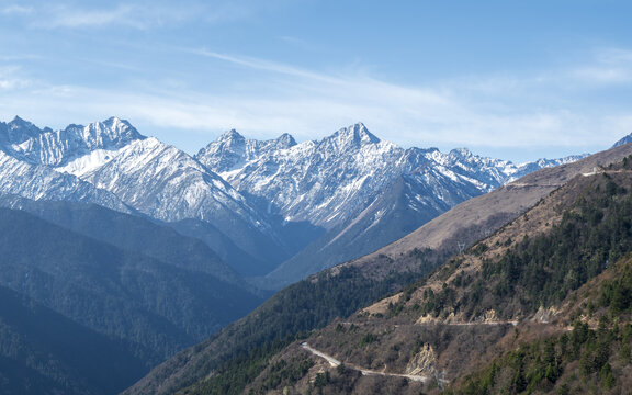 川西巴郎山的雪山和盘山路