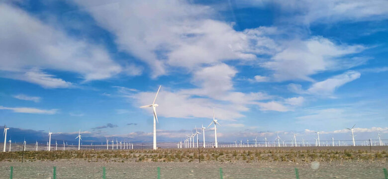 北疆路上的风力发电
