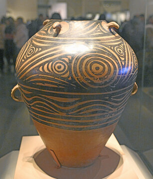 国博马家窑文化涡纹彩陶罐