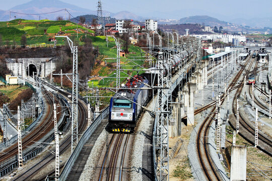 電氣化鐵路上的貨運列車