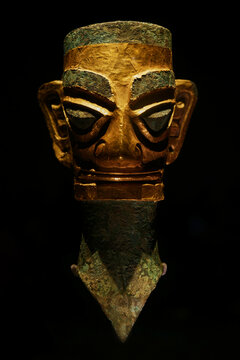 商代后期戴金面罩青铜人头像