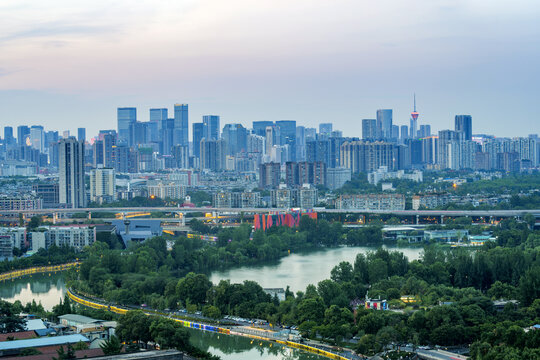 成都城市天际线夕阳下的都市风光