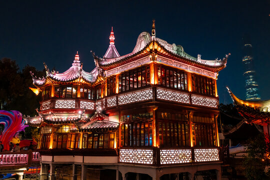 城隍庙建筑夜间亮灯特写