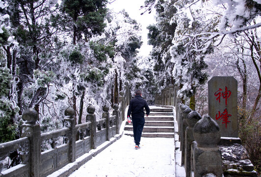 游客在武当山南岩宫山道行走