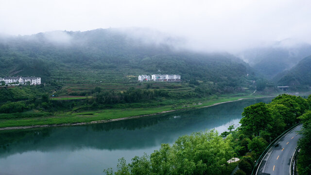 绿色生态的十堰堵河流域乡村