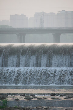 雾中城市水坝