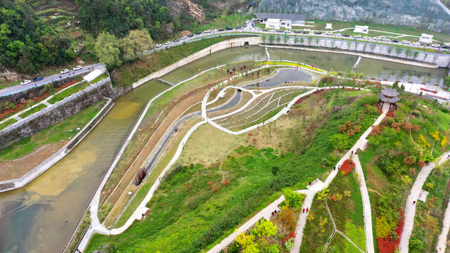 百二河道上边的绿色植物园