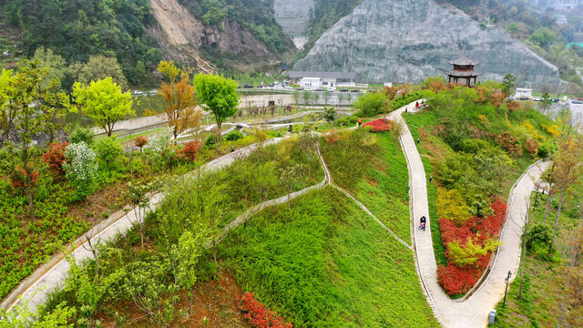 游客在山梁上游玩