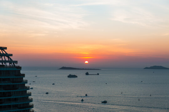 三亚海洋美丽日落与船只海景