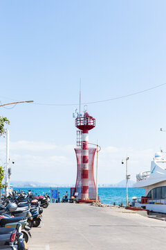 海南三亚西岛渔船港口灯塔