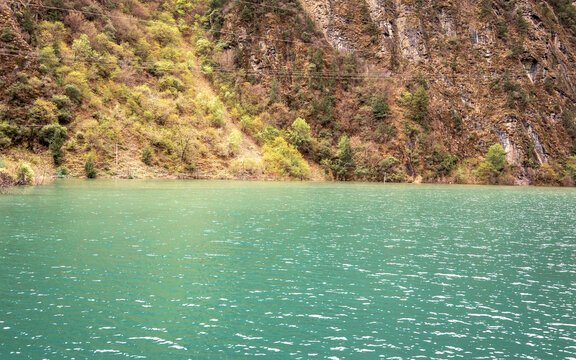 川西春日湖边风景