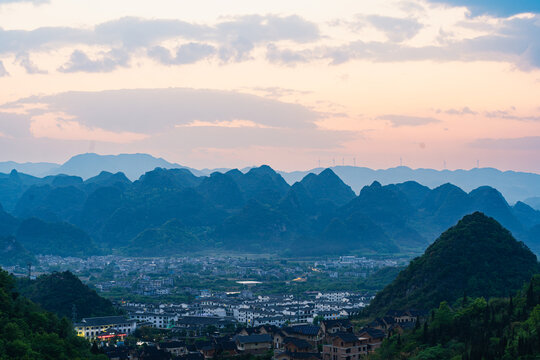 兴义市万峰林日落村庄美景