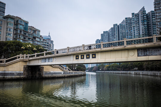 上海苏州河畔建筑阴天环境