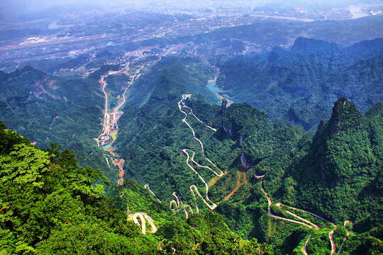 天门山俯瞰天门山盘山公路