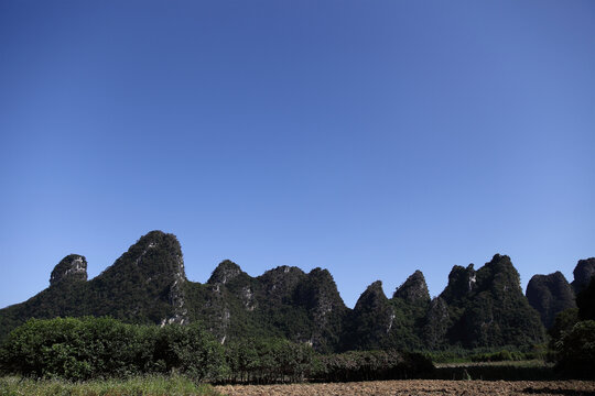 英西田野峰林