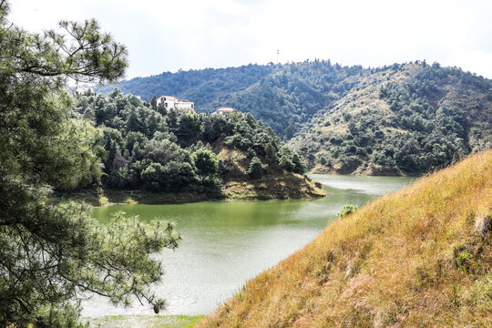 云南昆明横冲水库秋景