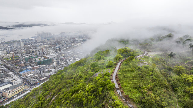 云雾缭绕的山