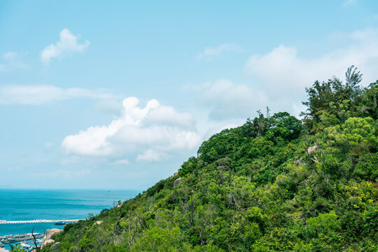 绿色山峰植被