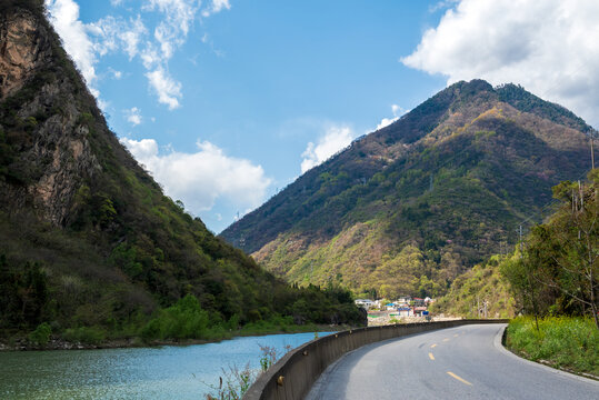 去九寨沟路上平武县风光