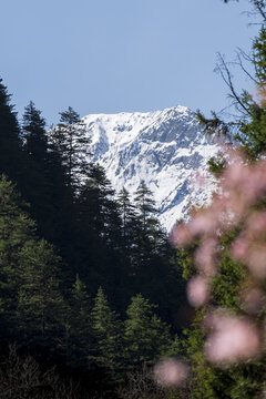 九寨沟春日雪山