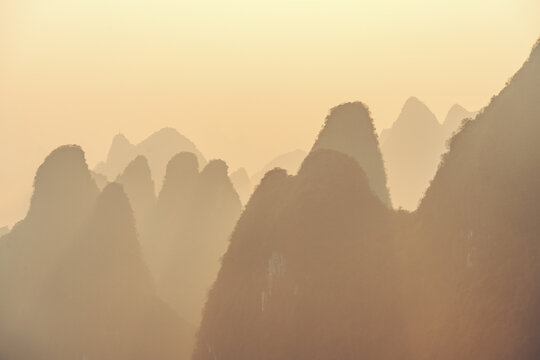 清晨时的桂林岩溶地貌的山峰