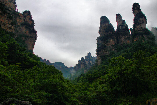 张家界十里画廊山峰林立