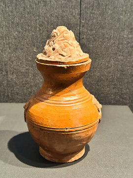 汉代红釉陶壶