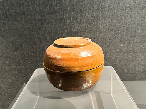 汉代黄釉陶盒