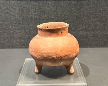 仰韶文化时期红陶三足壶