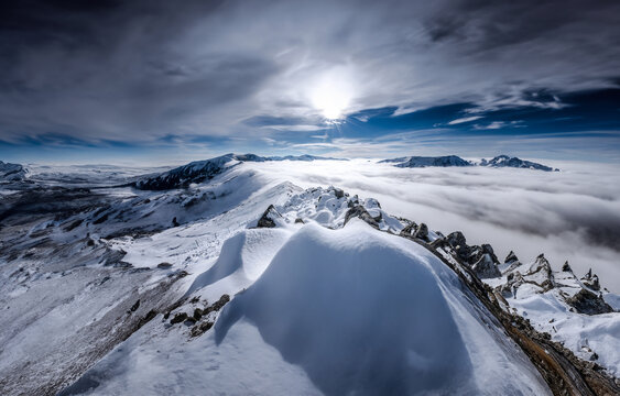 雪山云雾日出