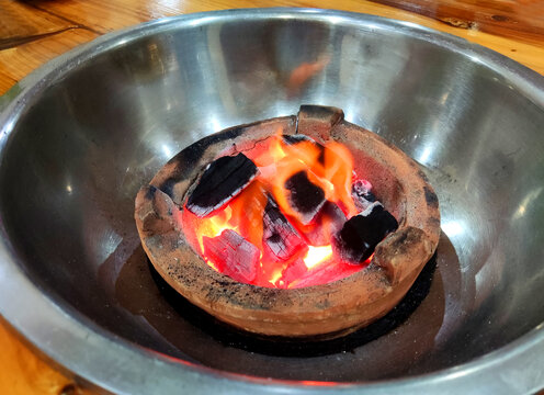 燃烧的炭炉