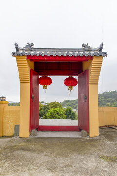 寺院黄色大门红灯笼