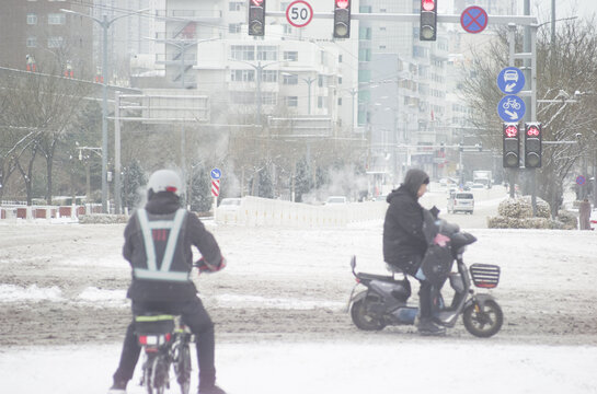 风雪中的太原市