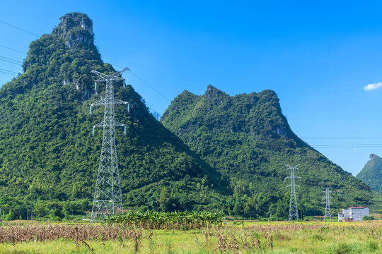 蓝天青山电塔