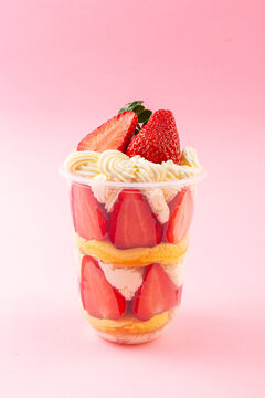 草莓波波杯蛋糕