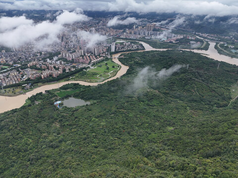 山林雨雾楼房