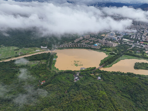 山林雨雾楼房