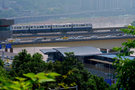 重庆轨道列车过桥
