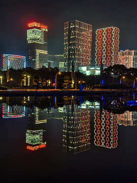 倒影中的城市夜景