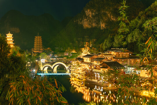 峰林布依景区夜景