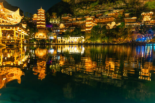 峰林布依夜景