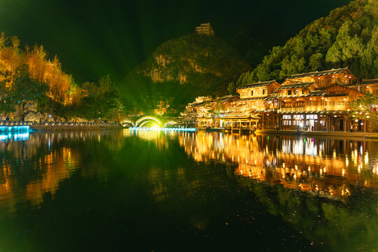 峰林布依景区夜景