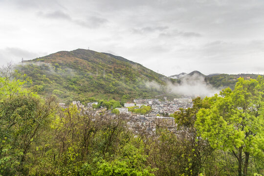 云雾缭绕的山城