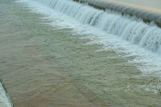 瀑布流水