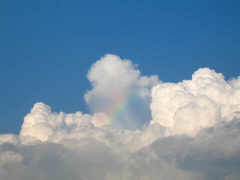 云朵中的微彩虹