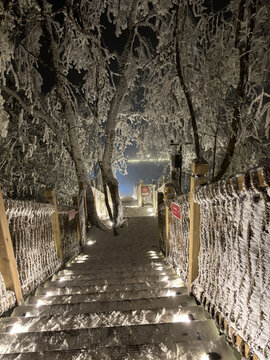 四川峨眉山夜晚雪景