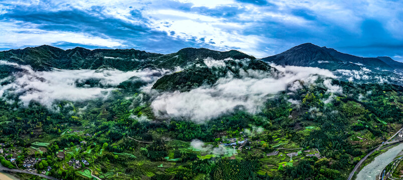 云雾缭绕的荥经县五里山全景