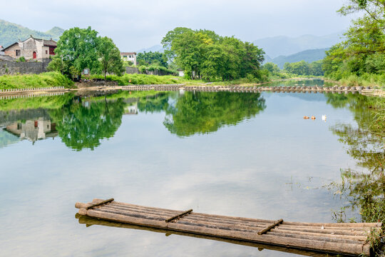 乡村山水绿树